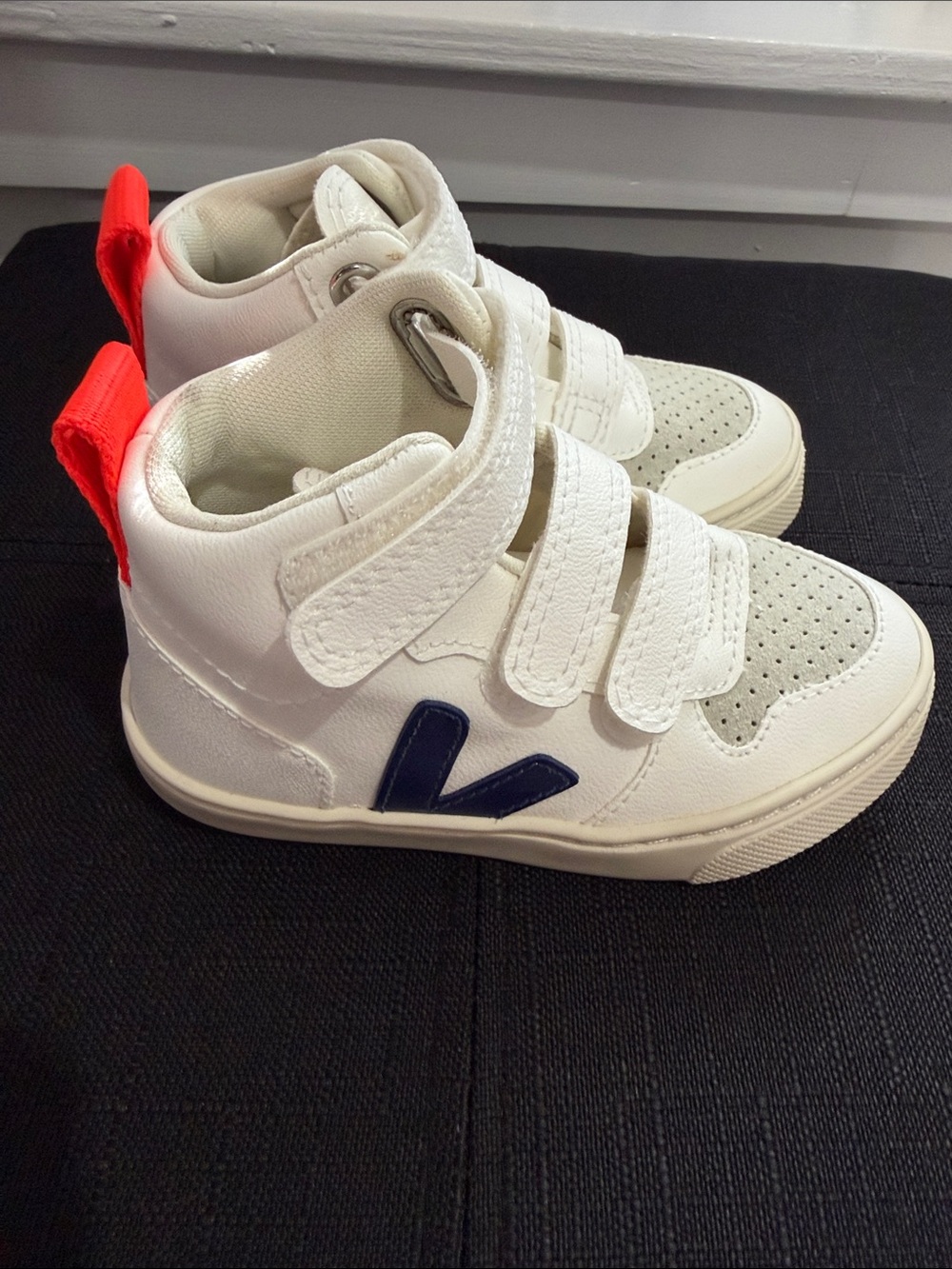 Kids VEJA White High-Top Sneakers w Navy Accent & Neon Pull Tab size eu 26/US9.5